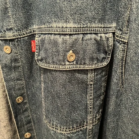 Levi’s Women’s red tag button down denim shirt size Large - Picture 4 of 16